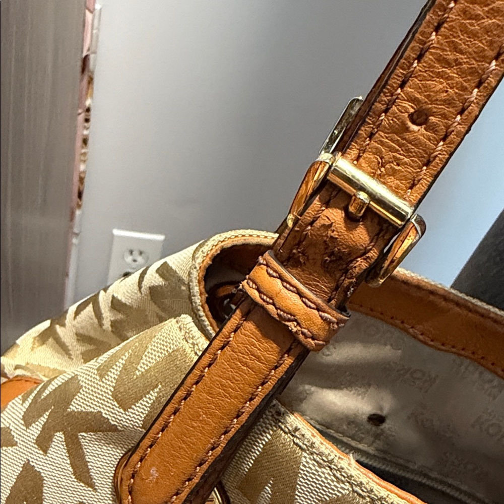 Michael Kors signature logo tan bag with brown leather trim adj shoulder straps - Picture 4 of 14
